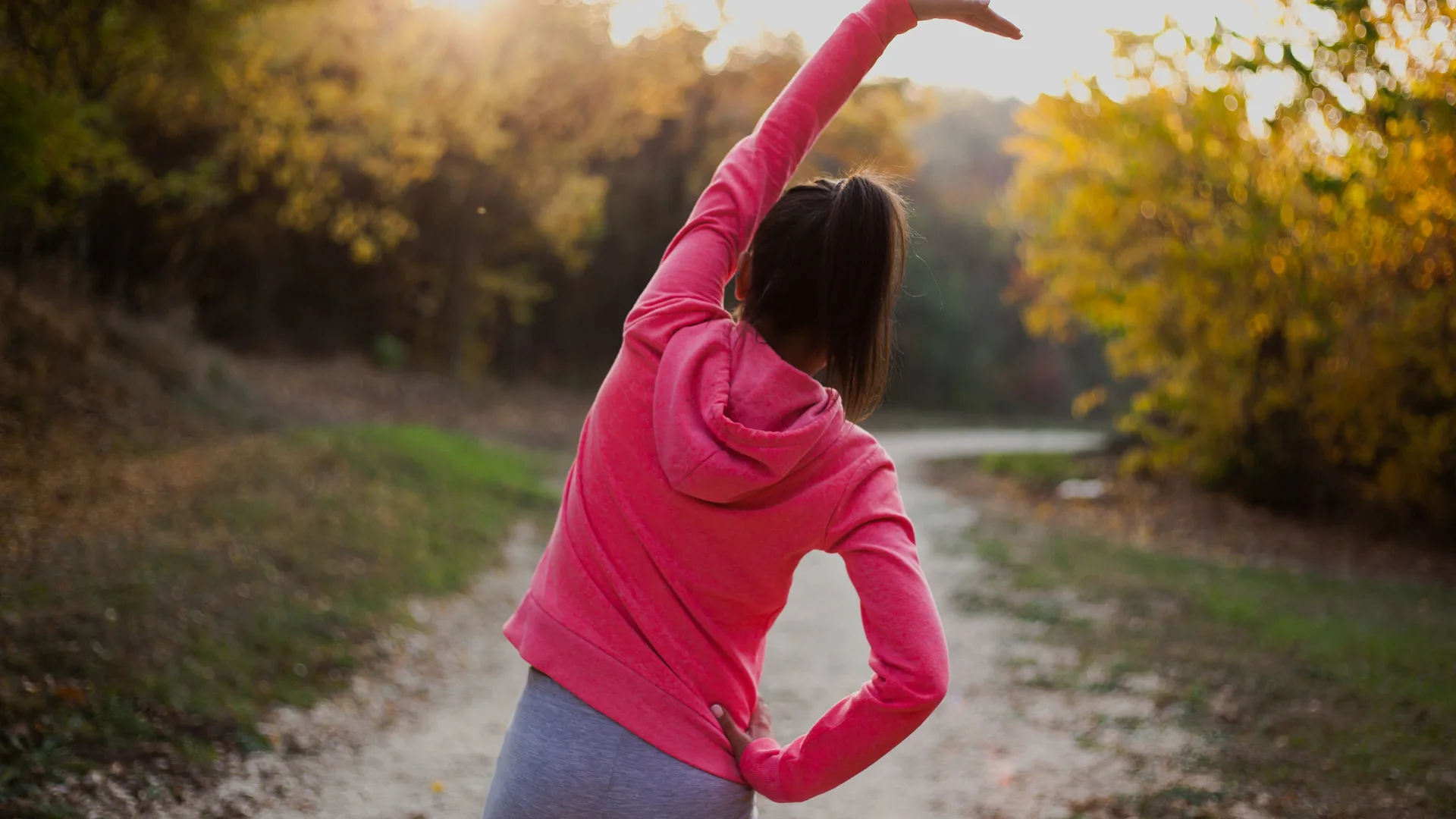 Frau am Sport machen im Herbst