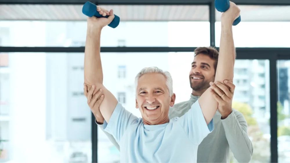 Therapeut macht Übungen mit Patient