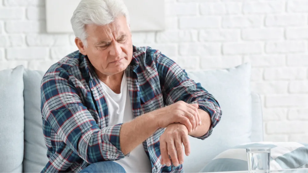 Mann hat Parkinson und spürt es in der Hand