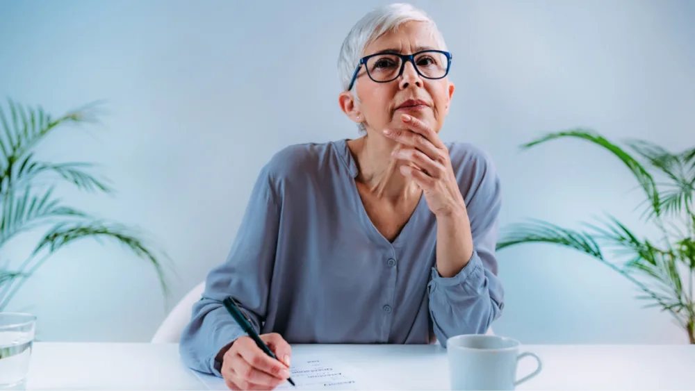 Frau schreibt Brief