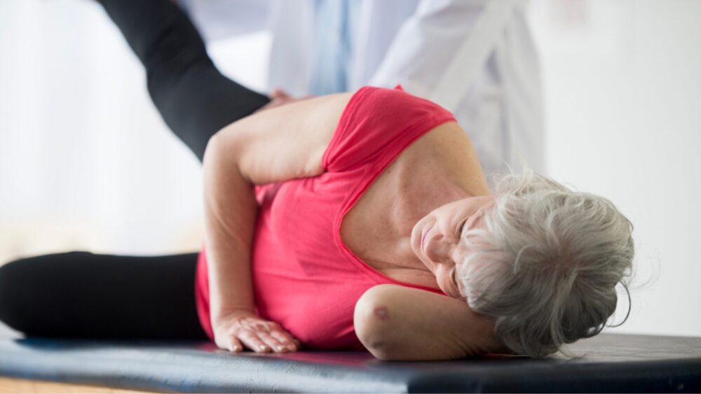 ältere Patient macht Übungen mit den Beinen