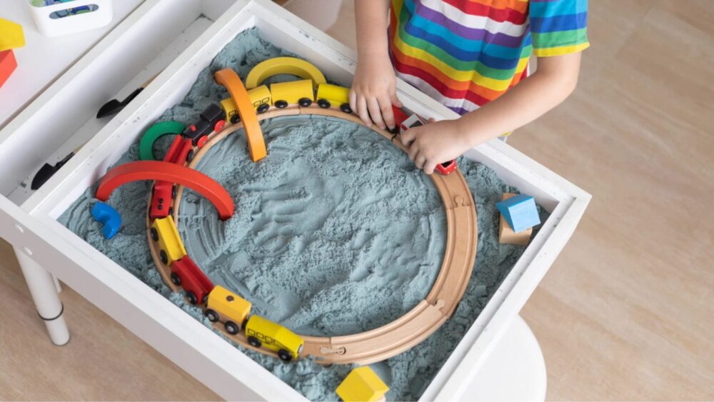 Kind spielt Sand, Teil einer Übung