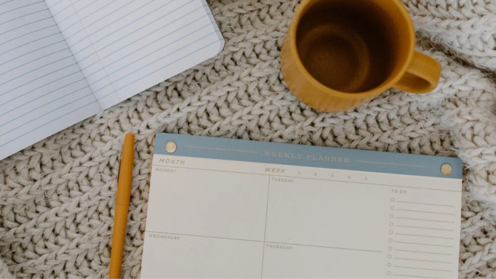 Kalender und Tasse Tee gehören hier zur Routine