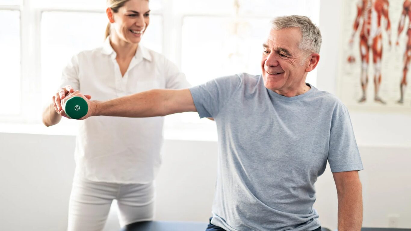 Patient männlich macht Übung mit Therapeutin