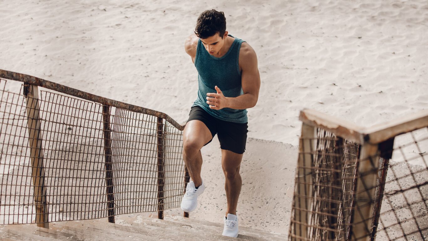 Mann macht Sport auf der Treppe.